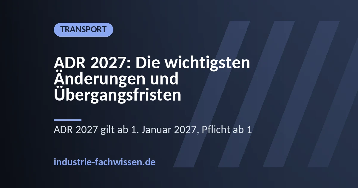 Lkw mit orangefarbener Warntafel an einer Laderampe, ein Mitarbeiter prüft das Beförderungspapier für eine Gefahrgutsendung