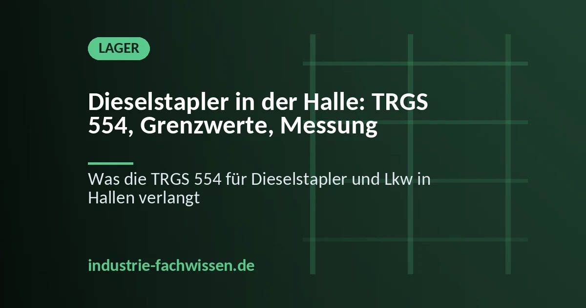 Dieselgabelstapler fährt durch ein geöffnetes Hallentor in ein Lager, im Hintergrund Regale und ein Lkw an der Laderampe