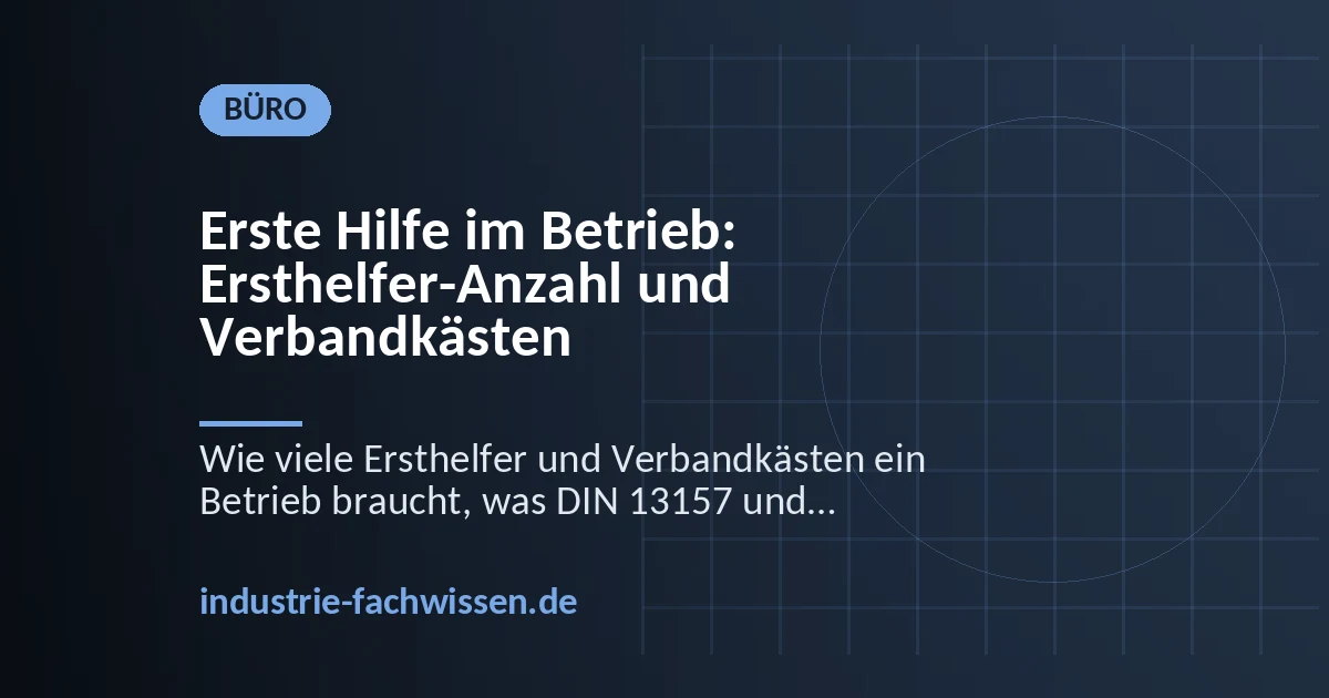 Weißer Verbandkasten mit grünem Erste-Hilfe-Zeichen an der Wand einer Werkhalle, daneben ein Aushang mit Notrufnummern und den Namen der Ersthelfer