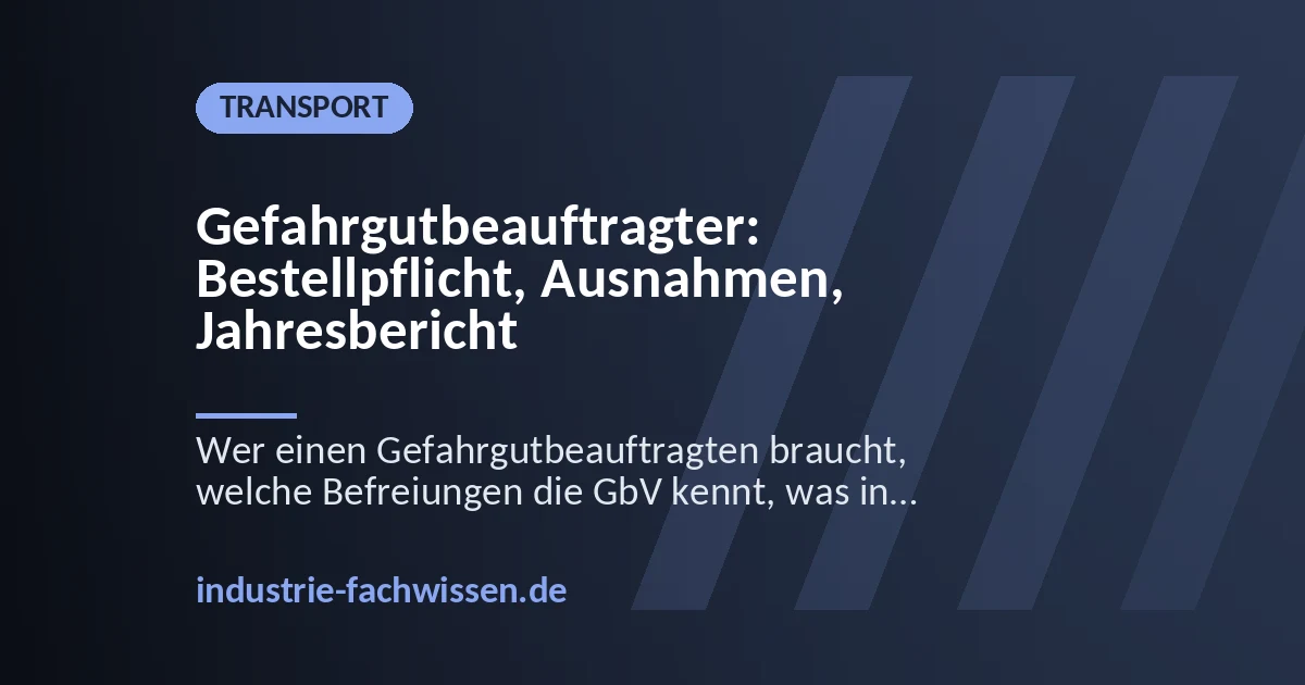 Gefahrgutbeauftragter prüft im Lager die Kennzeichnung von Gefahrgutverpackungen und vermerkt das Ergebnis auf einem Tablet
