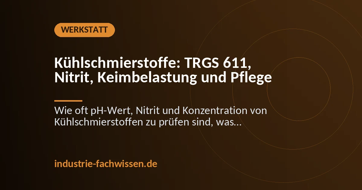 Mitarbeiter prüft mit einem Handrefraktometer die Konzentration einer Kühlschmierstoffemulsion an einem CNC-Bearbeitungszentrum, daneben Nitrit-Teststäbchen und pH-Messstreifen