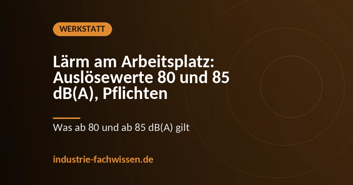 Beschäftigter mit Kapselgehörschutz an einer Metallbearbeitungsmaschine neben einem Gebotszeichen Gehörschutz benutzen