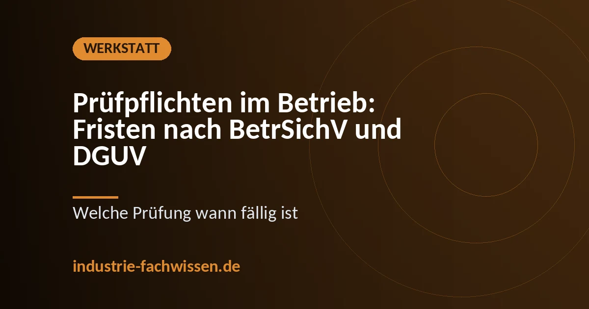 Jahresprüfkalender mit eingetragenen Prüfterminen für Regale, Leitern, Elektrogeräte und Flurförderzeuge an einer Werkstattwand