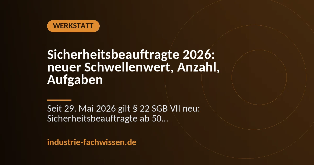 Sicherheitsbeauftragte mit Warnweste spricht in einer Produktionshalle mit einem Kollegen über eine beschädigte Schutzabdeckung an einer Maschine