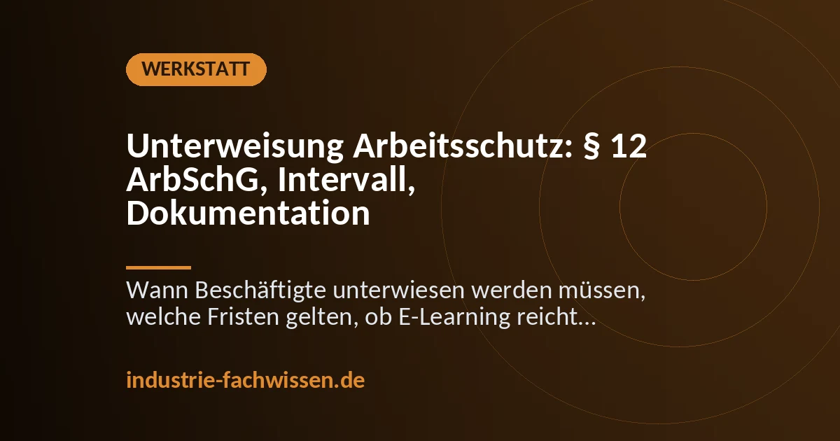 Meister unterweist eine kleine Gruppe von Beschäftigten direkt an einer Werkzeugmaschine, eine Mitarbeiterin unterschreibt den Unterweisungsnachweis auf einem Klemmbrett