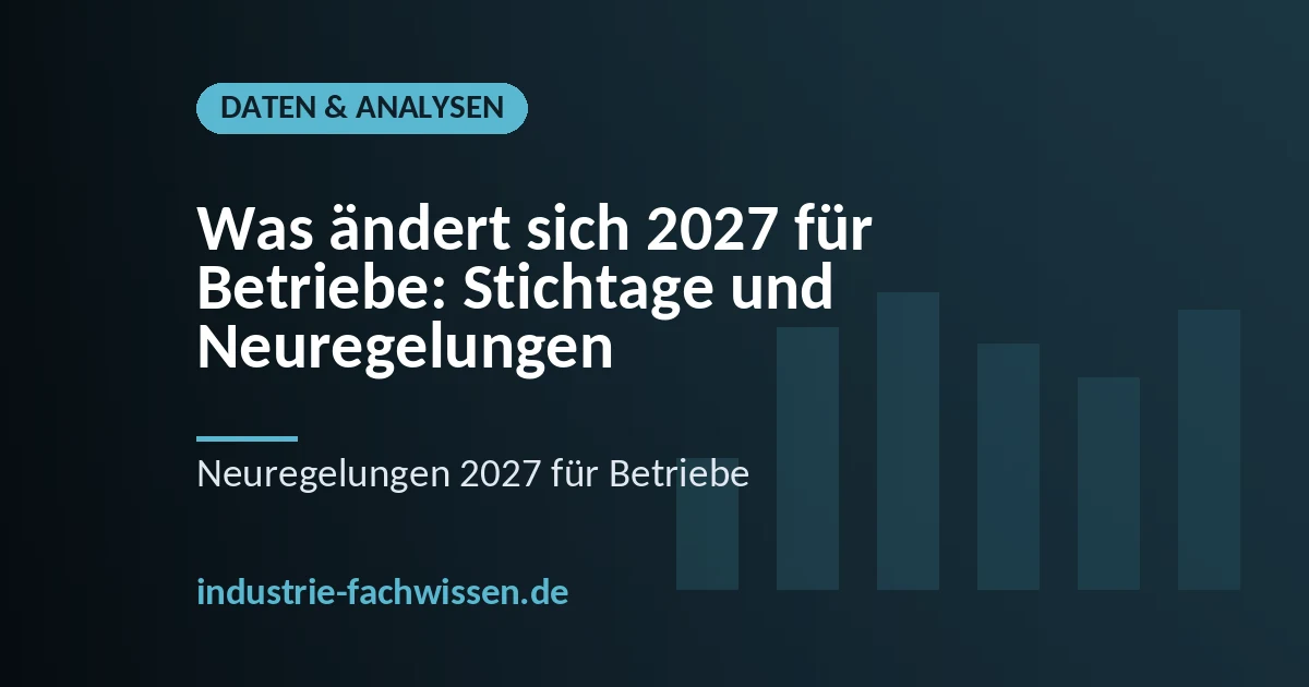 Wandkalender 2027 mit markierten Stichtagen in einem Büro einer Produktionshalle, daneben Ordner für Lohn, Zoll und Arbeitssicherheit